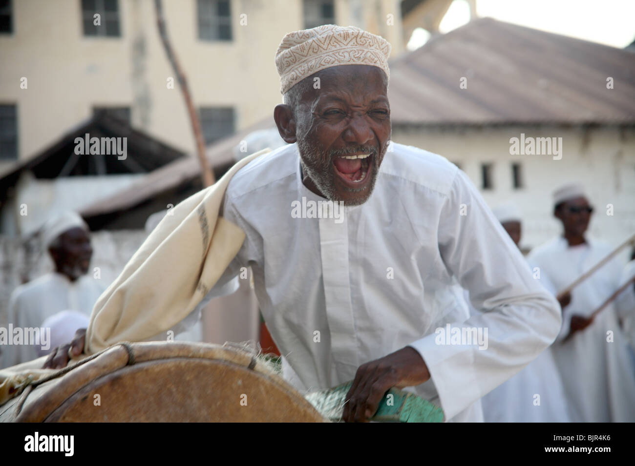 Ein Mann feiert Maulidi außerhalb von Riyadha Moschee Lamu, Kenia Stockfoto