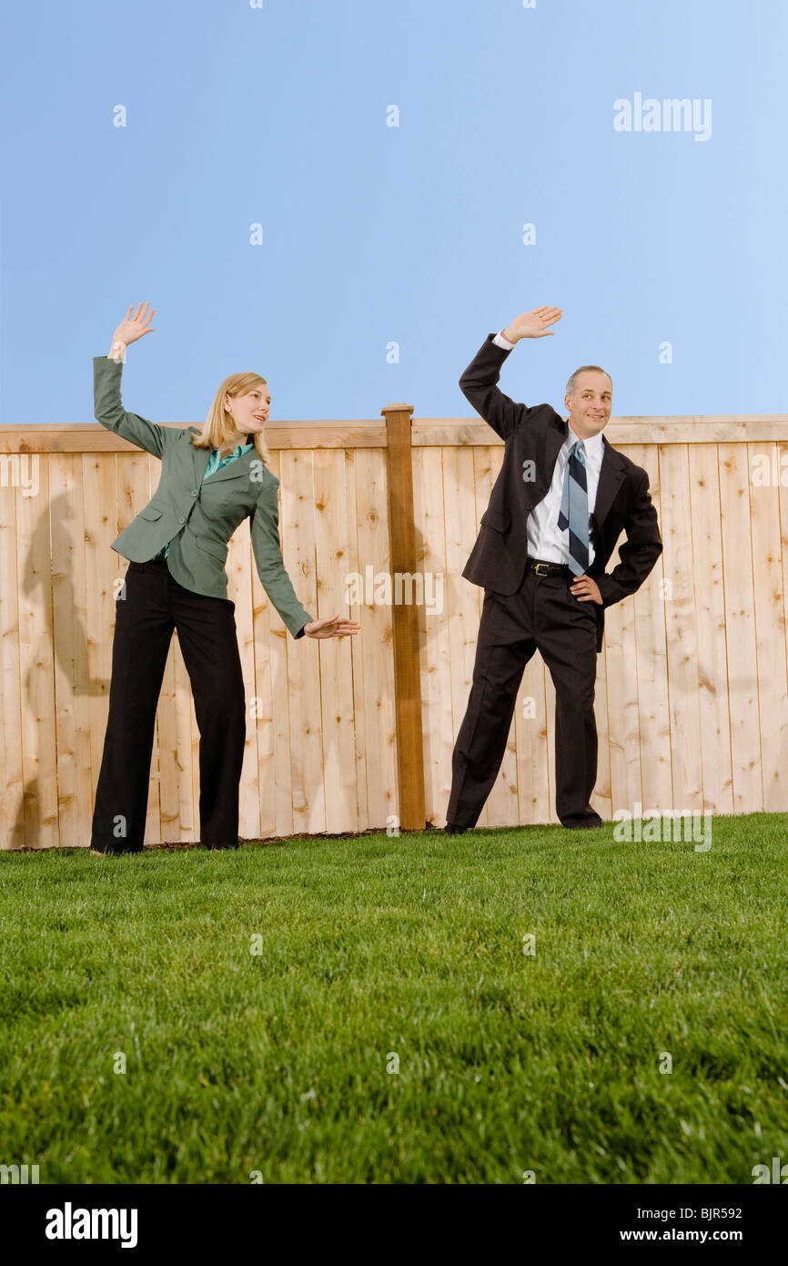 Drei Unternehmer vor einem Zaun erarbeiten Stockfoto