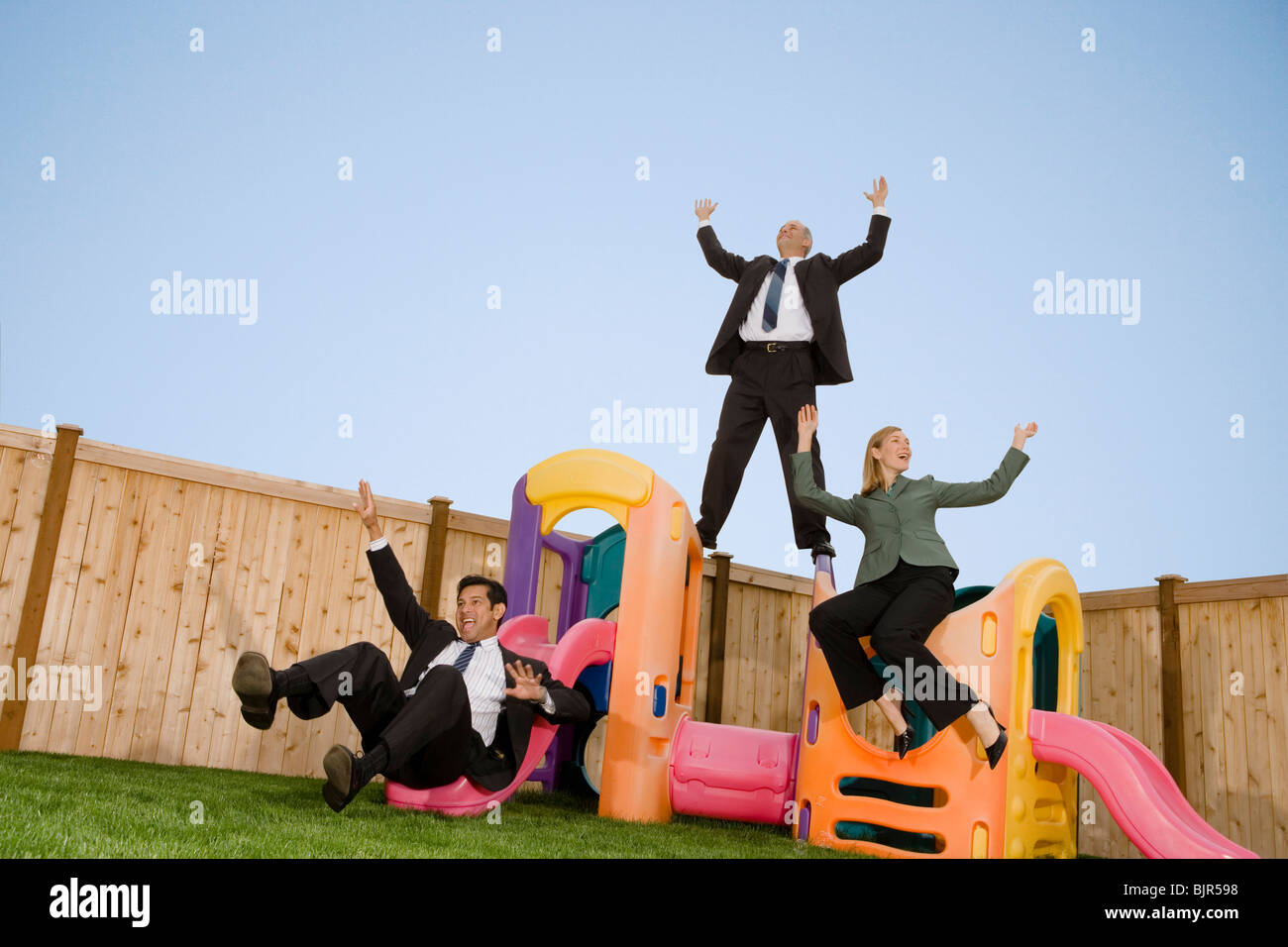 Drei Unternehmer, die auf einem Klettergerüst spielen Stockfoto