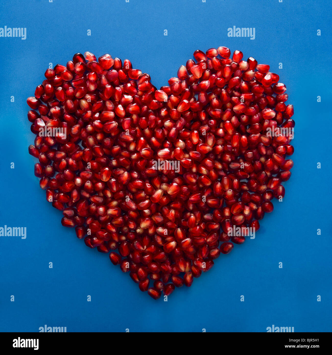 Granatapfel Samen in ein Herz geformt Stockfoto