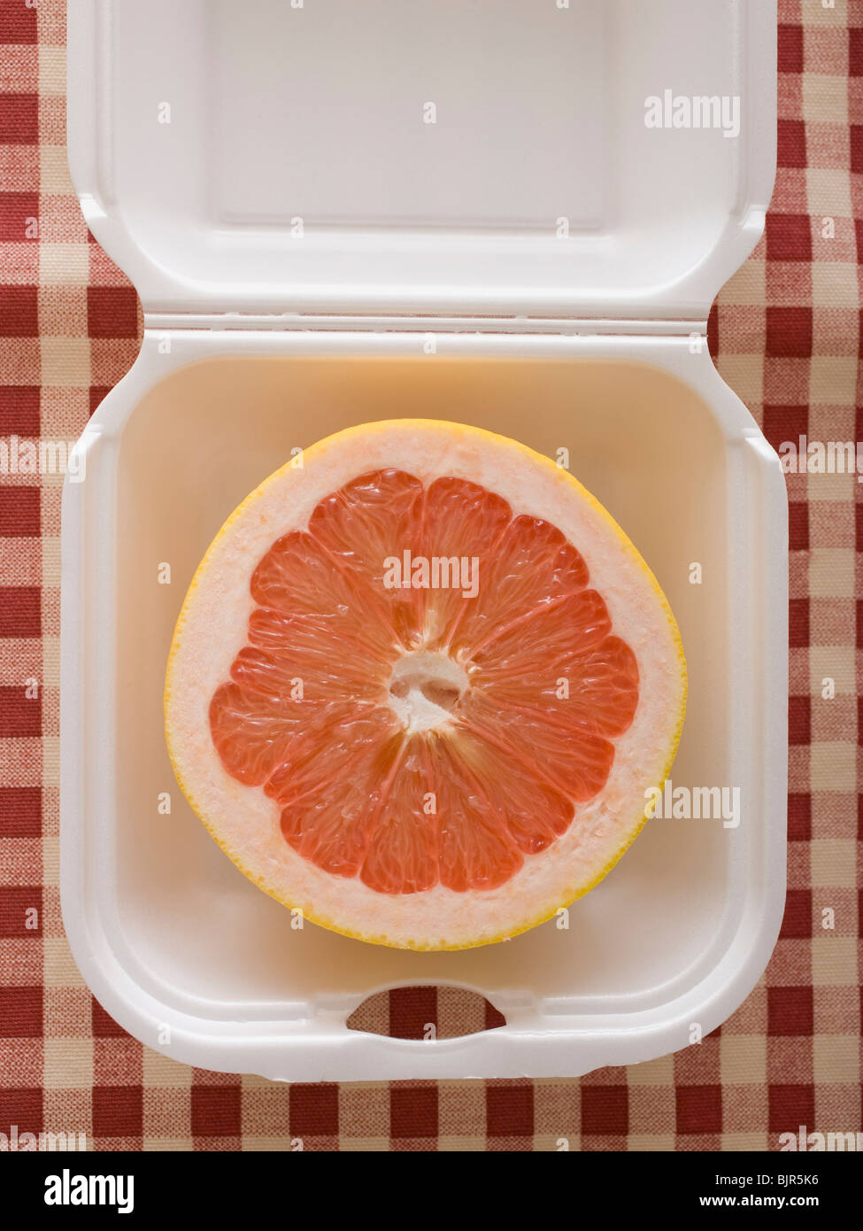Grapefruit in einem Fast-Food-container Stockfoto