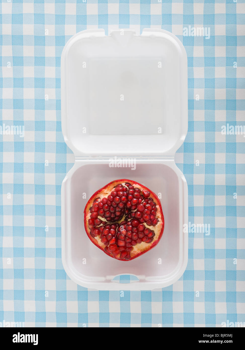 Granatapfel in einem Fast-Food-container Stockfoto