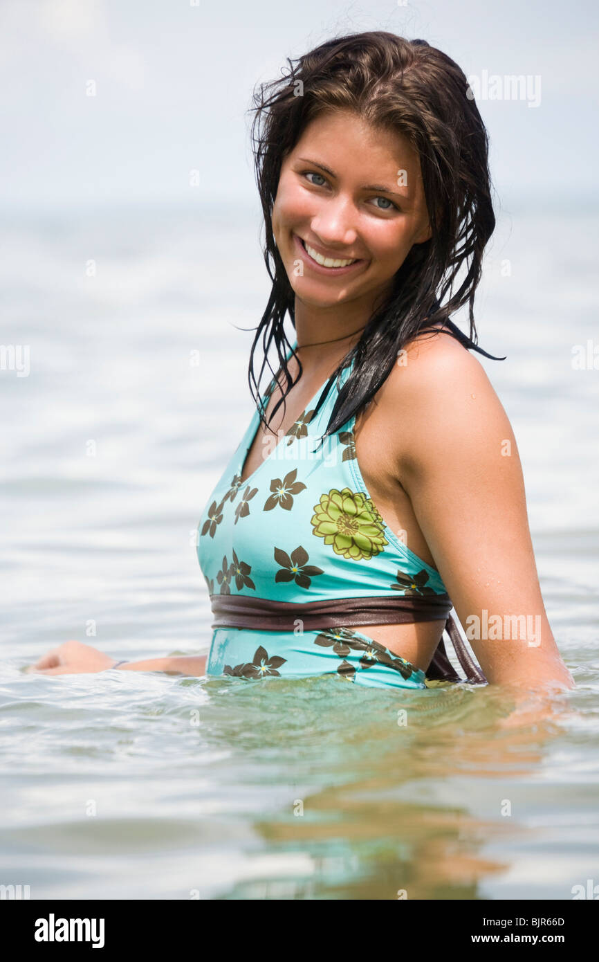 junge Frau im Wasser Stockfoto