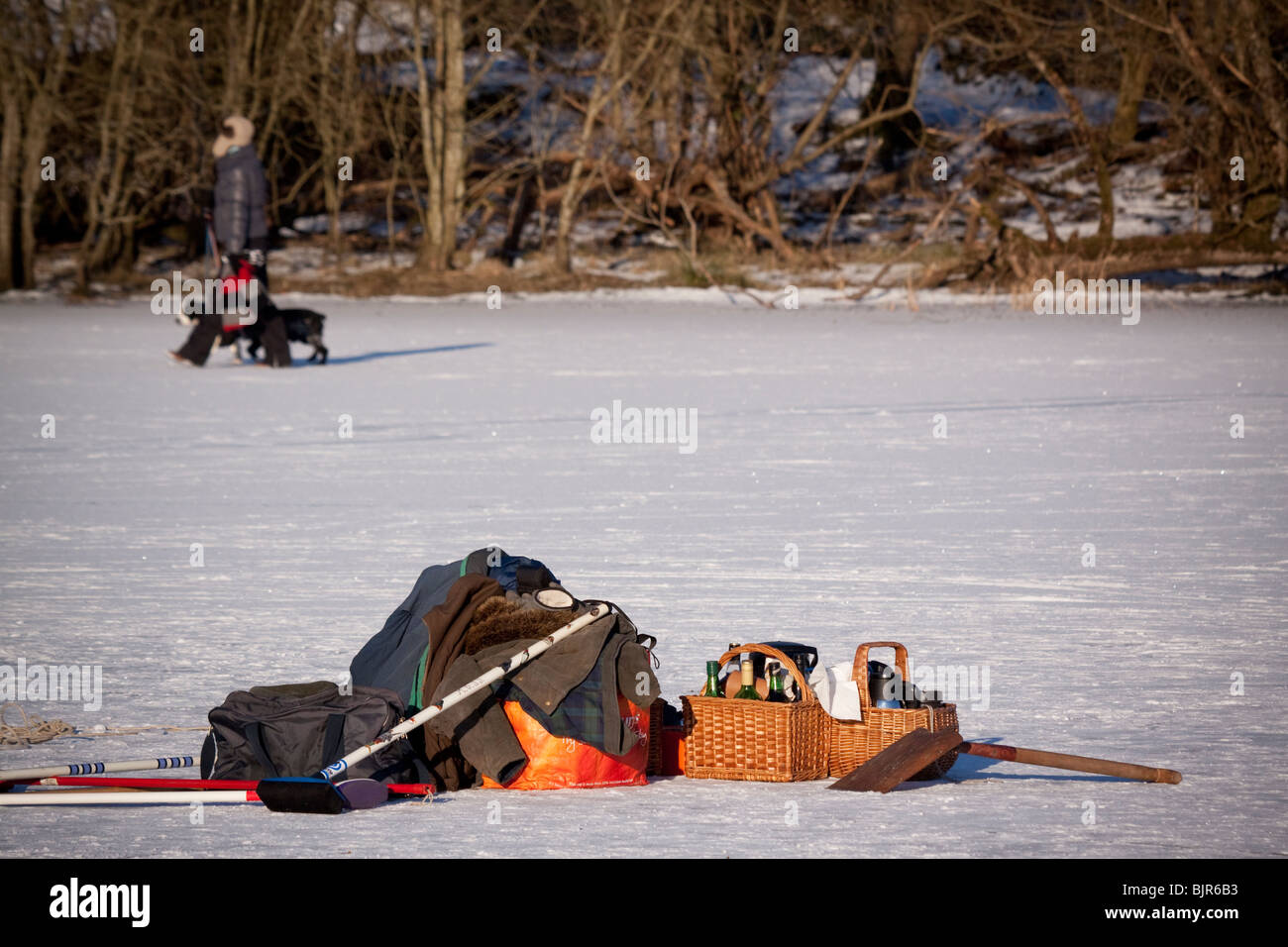 Essen behindern und Curling-Stein auf Outdoor-Eisstockbahn Stockfoto