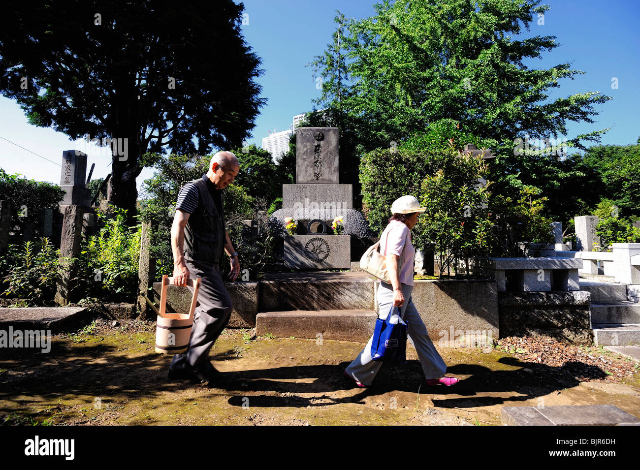 Ein paar Spaziergänge vorbei an das Grab von Japans Krieg-Zeit Premierminister Hideki Tojo, auf einem Friedhof in Tokio Stockfoto