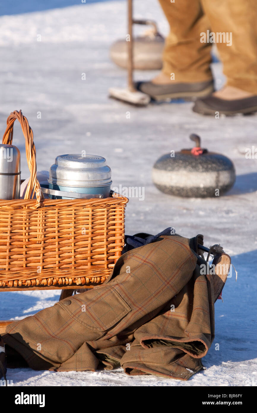 Essen behindern und Curling-Stein auf Outdoor-Eisstockbahn Stockfoto