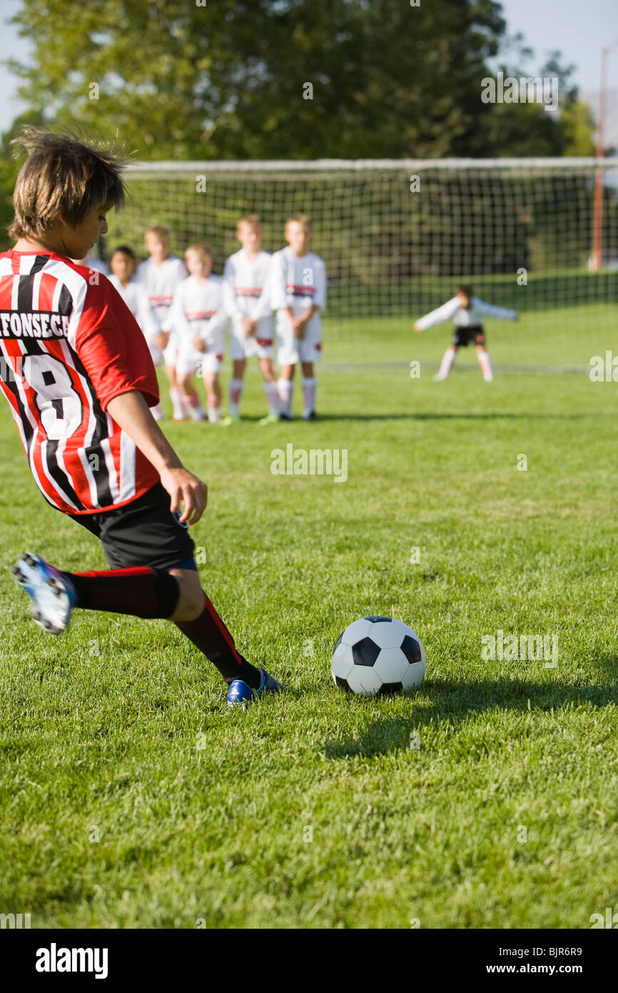 Fußball-Spieler einen Ball Stockfoto