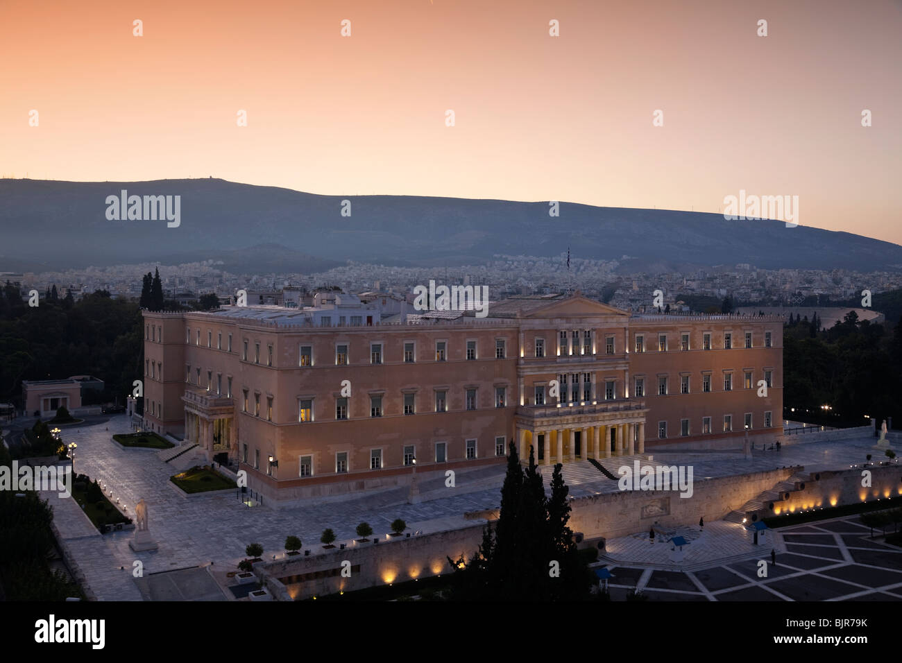 Griechische Parlament in Athen bei Sonnenaufgang. Stockfoto
