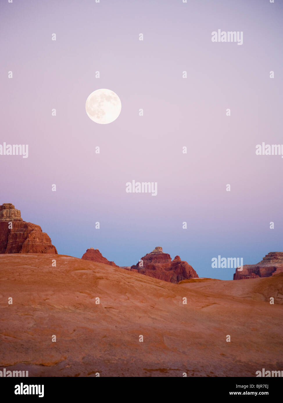 Wüstenlandschaft in der Abenddämmerung Stockfoto