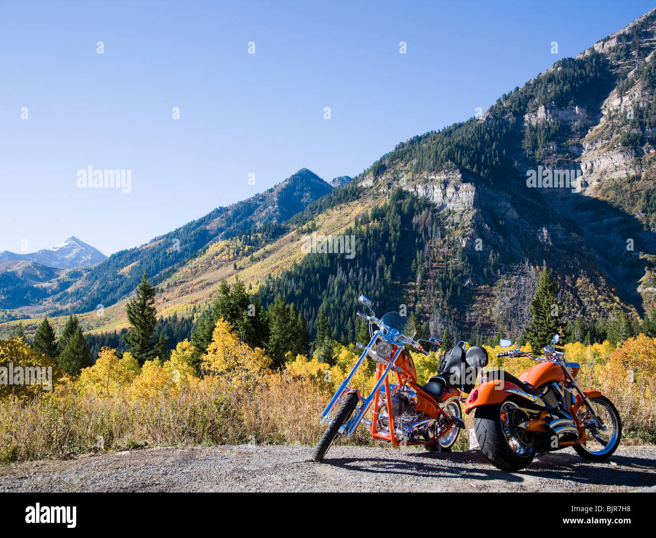 zwei Motorräder in den Bergen Stockfoto