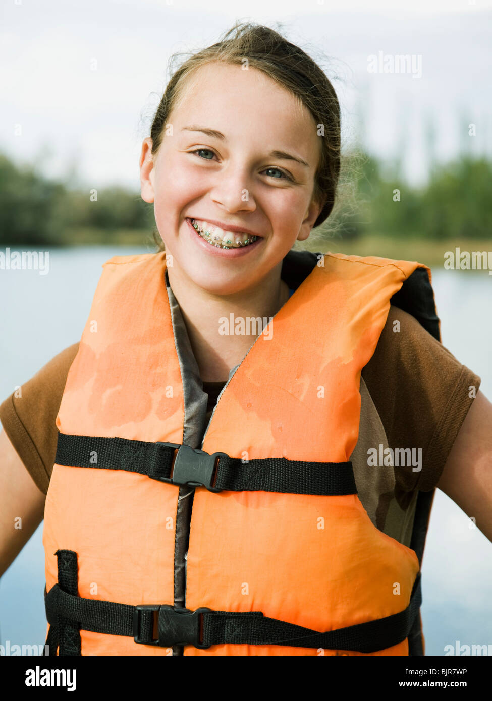 Mädchen in eine Schwimmweste Stockfoto