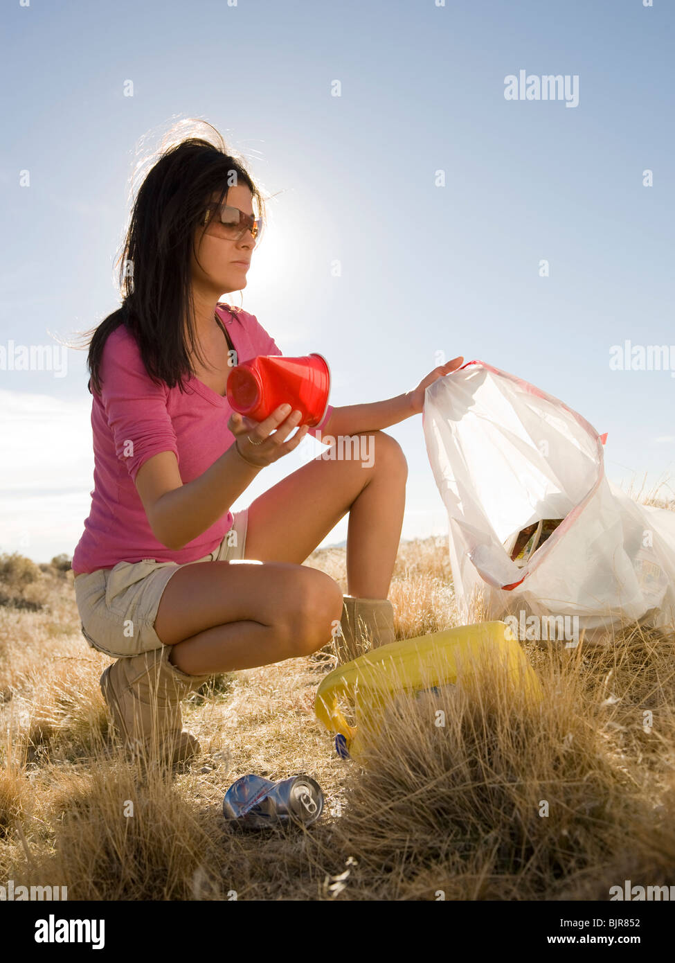 Frau Müll aufsammeln Stockfoto