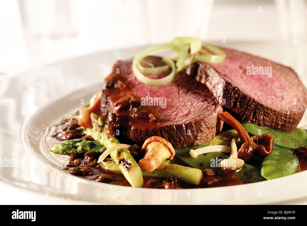 Steak und Pilz-Wein-sauce Essen Fotos und Bilder Stockfoto