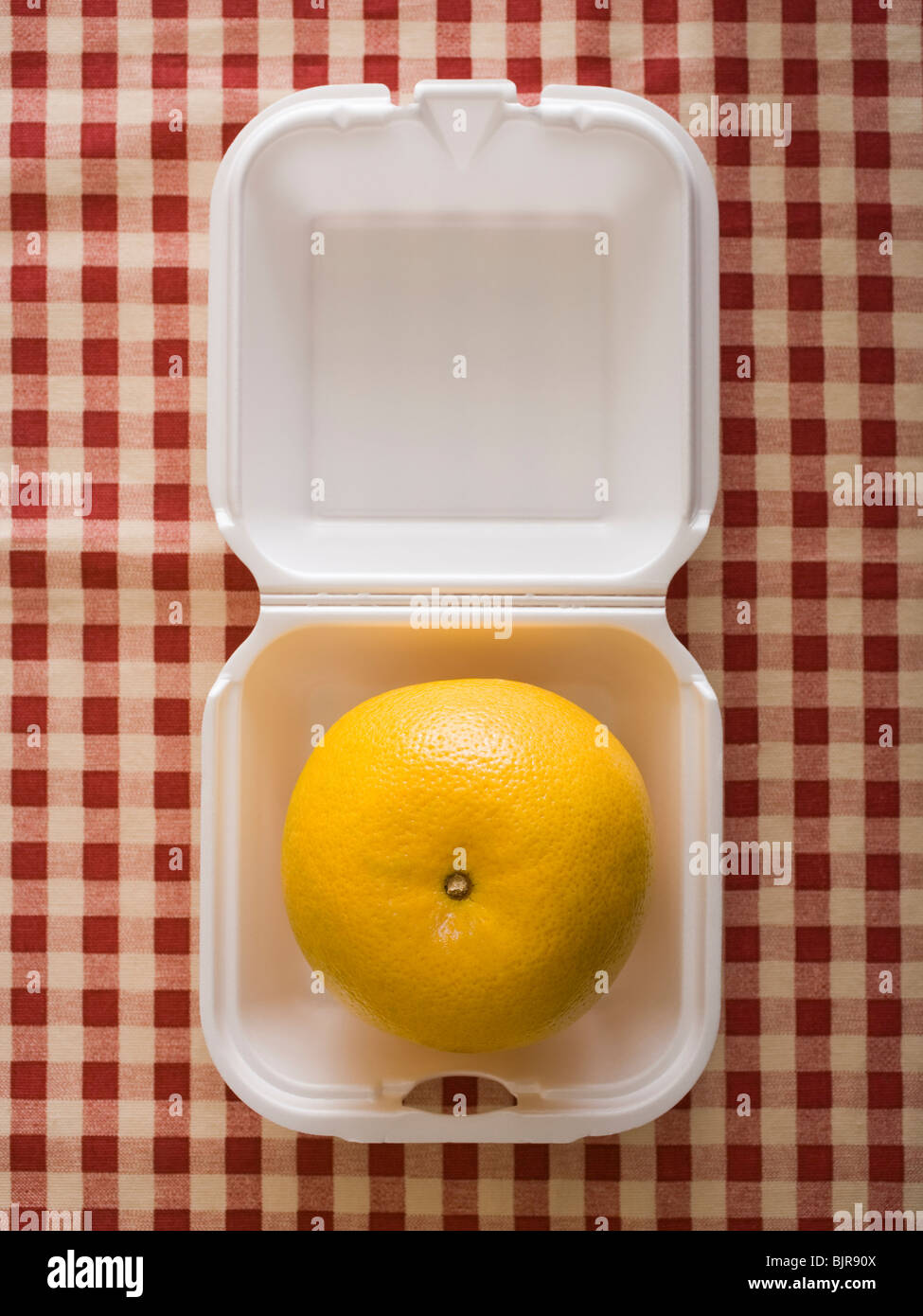 Grapefruit in einem Fast-Food-container Stockfoto