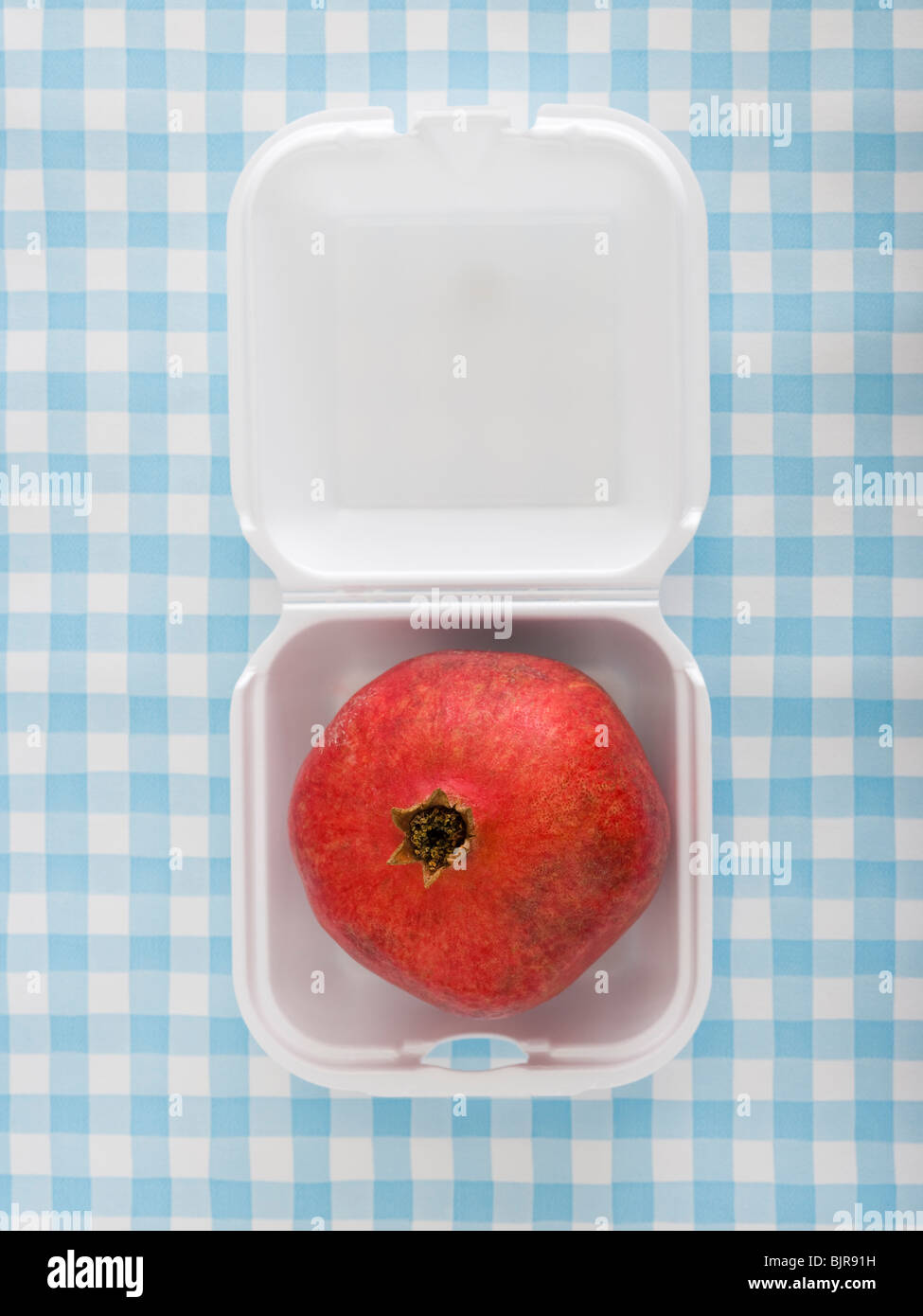 Granatapfel in einem Fast-Food-container Stockfoto