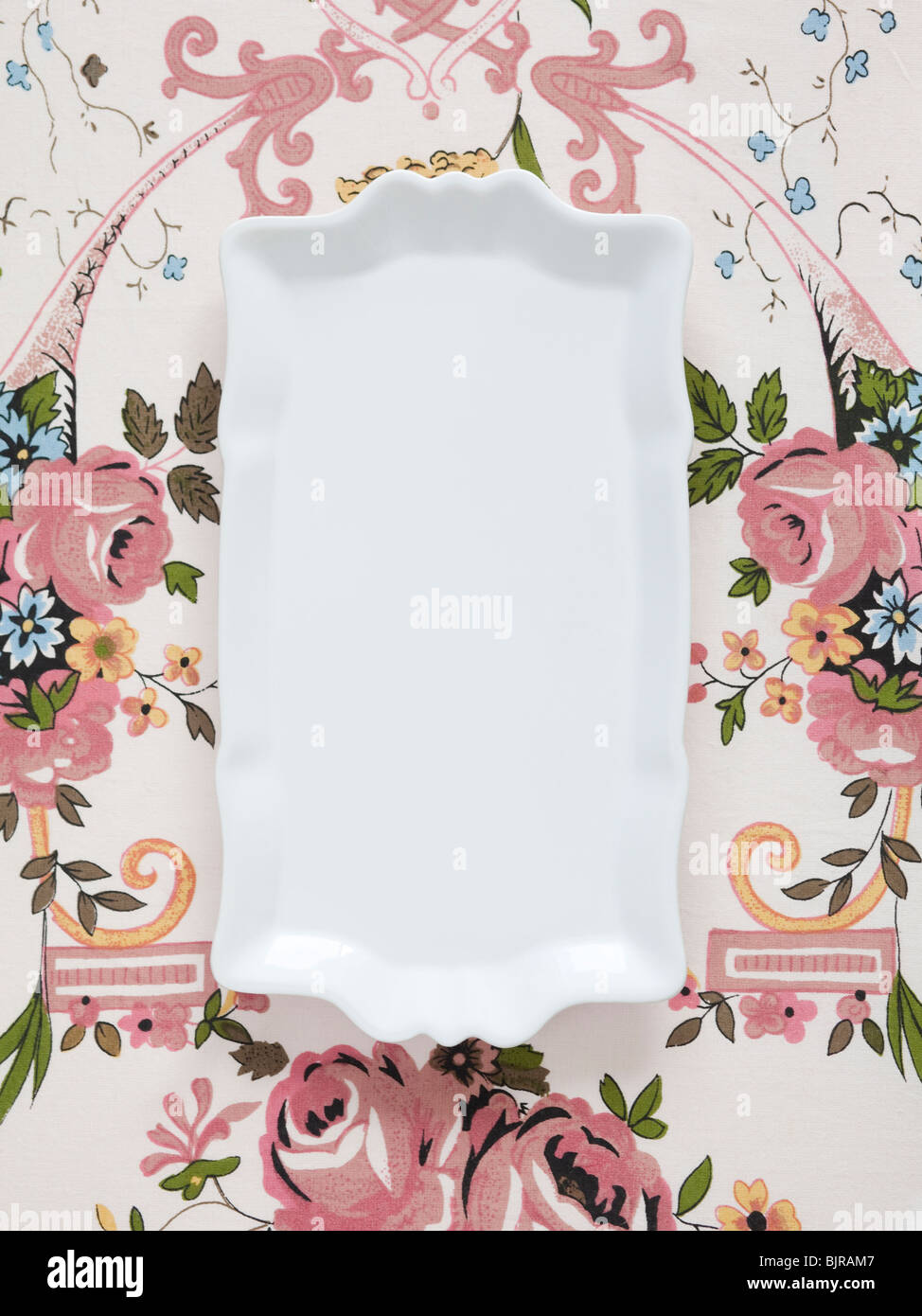 Platte auf floral Tischdecke Stockfoto