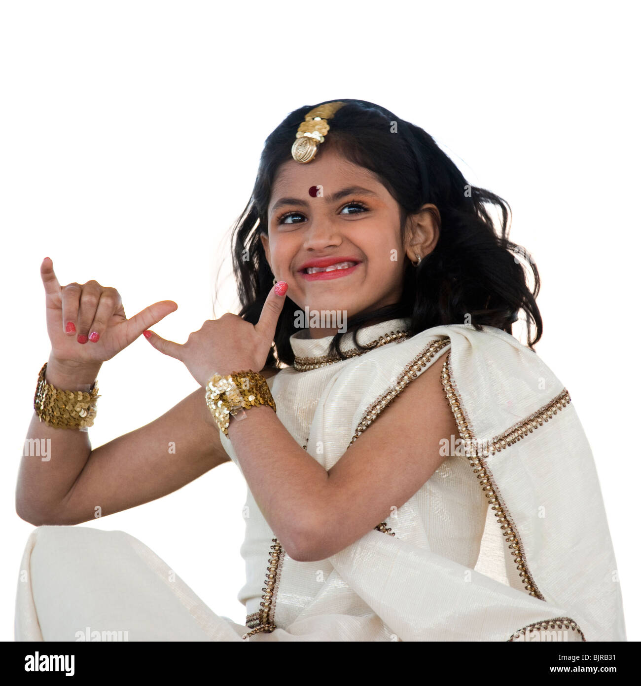 Mädchen (8-9) trägt traditionelle Sari Durchführung Figuren aus indischen traditionellen Tanz, Studio gedreht Stockfoto