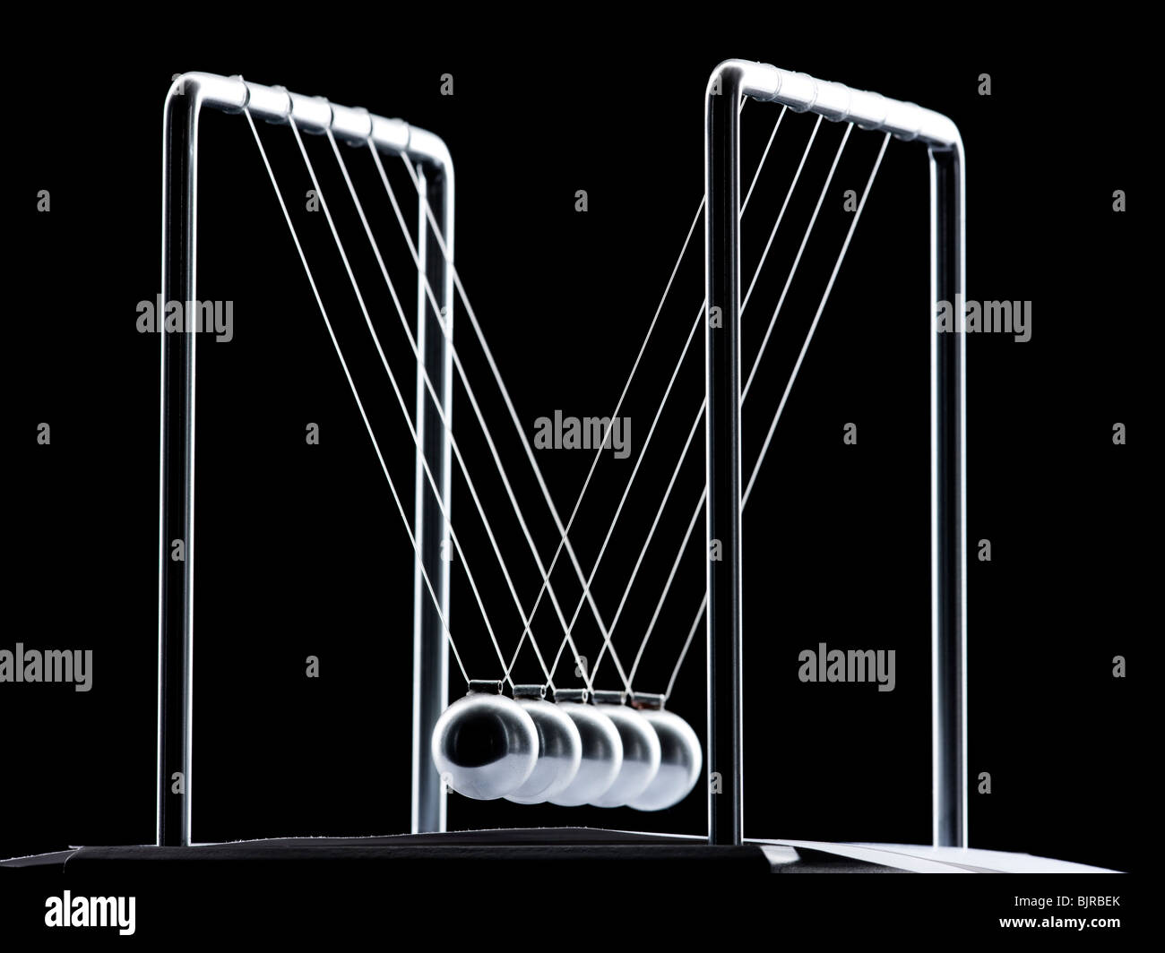 Newtons Wiege vor schwarzem Hintergrund Stockfoto