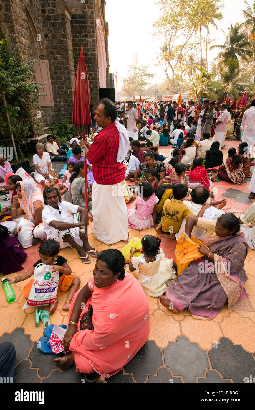 Indien, Kerala, Alappuzha, (Alleppey) Arthunkal, fest des Heiligen Sebastian, Forane Andräkirche, Pilger saßen im Schatten Stockfoto