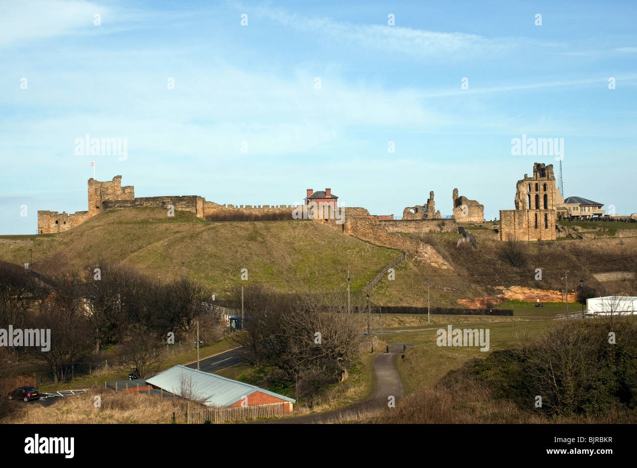 Priory Schloss Tynemouth an der Nord-Osten Englands. Mit Blick auf König Edwards Bucht & der Nordsee. Stockfoto