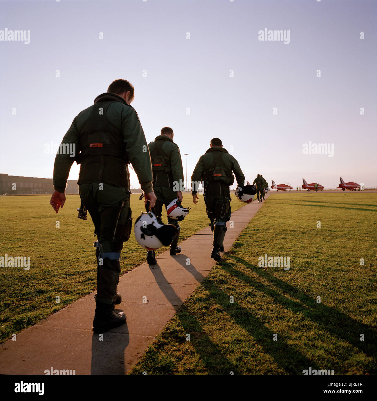 Red Arrows-Piloten Fuß auf Hawk-Jets für einen anderen harten Wintertag ihre Kunstflug Displays gleichzeitig an RAF Scampton. Stockfoto