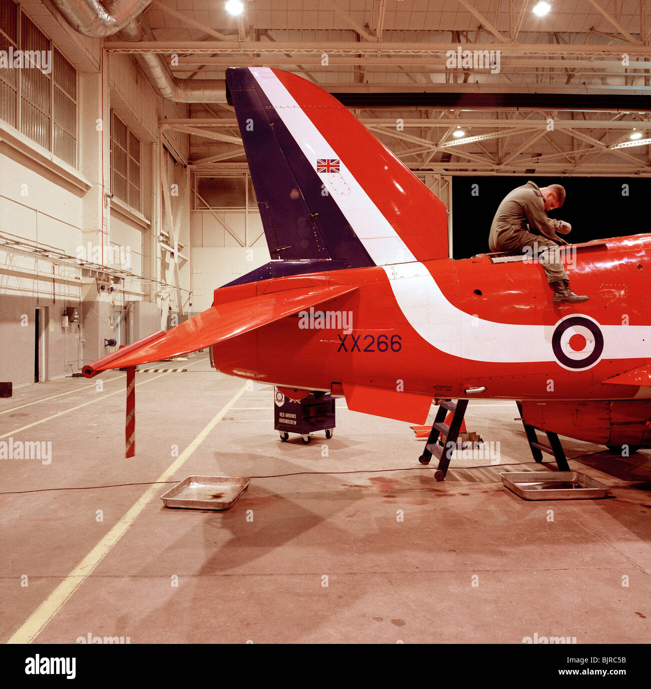 Ingenieur Flugwerk Spezialist der roten Pfeile ändert eine Ram Air Turbine (RAT) Buchse für die aerobatic Squadron RAF Hangar. Stockfoto