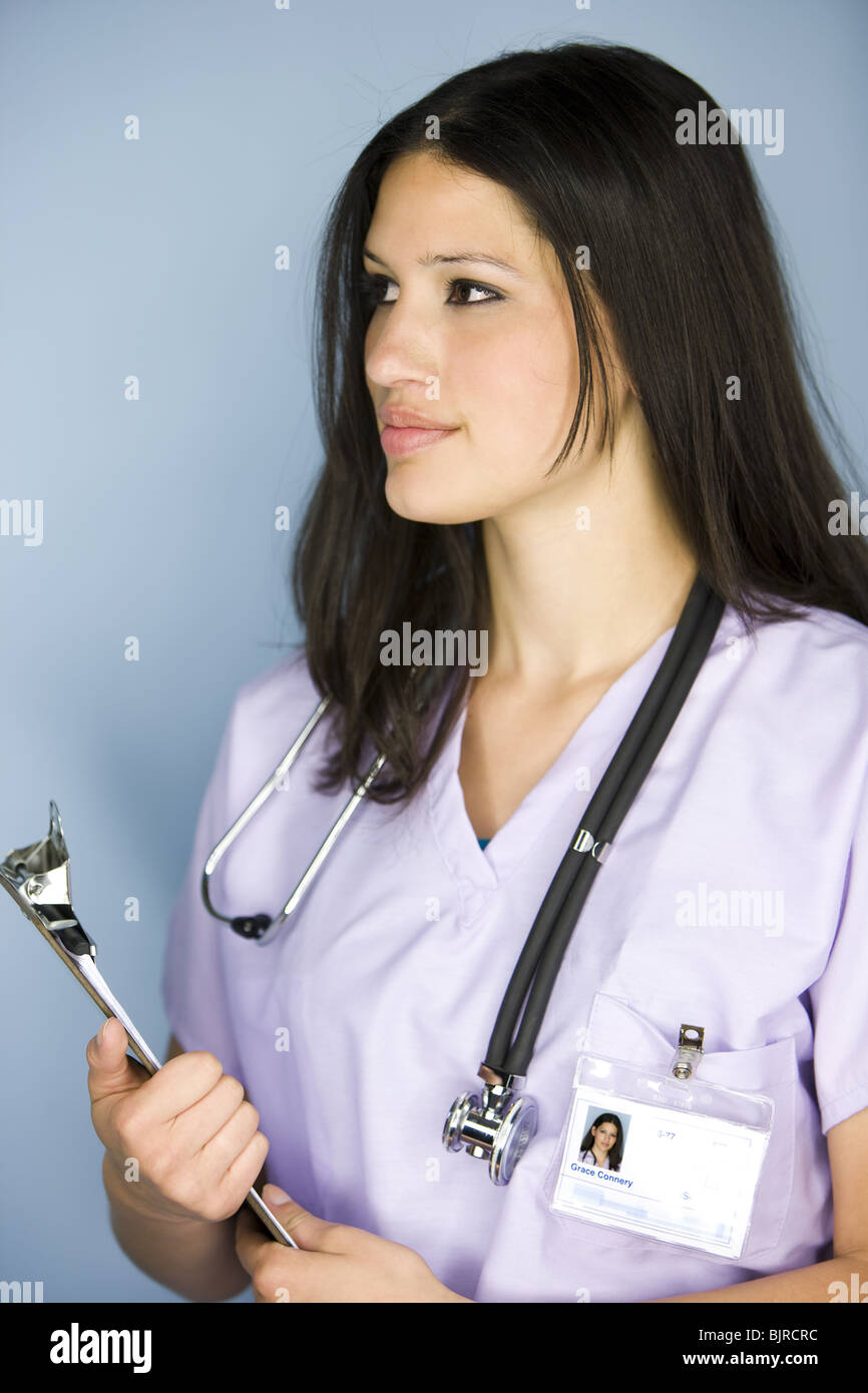 Angehörigen der Heilberufe posiert mit Zwischenablage Stockfoto