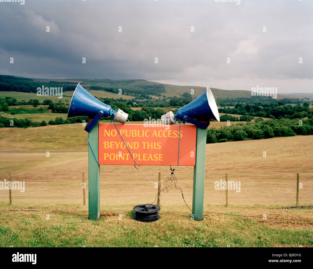 Altes Paar altmodische Beschallungsanlagen Lautsprecher angeschlossen, kein Zugriff Zeichen mit Blick auf die Landschaft von Northumberland. Stockfoto