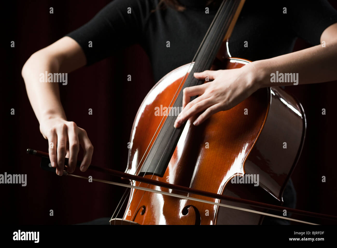 Nahaufnahme der jungen Frau Cellospiel Stockfoto