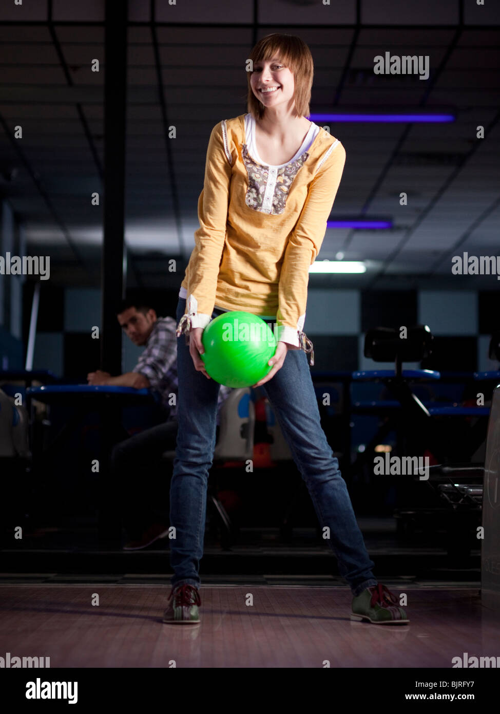 USA, Utah, American Fork, junge Frau-Holding-Bowling-Kugel und lächelnd Stockfoto