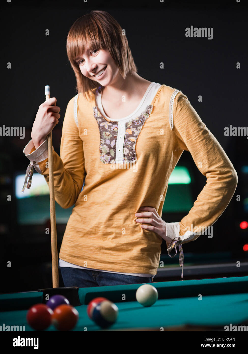 USA, Utah, American Fork, junge Frau hinter dem Billardtisch Stockfoto