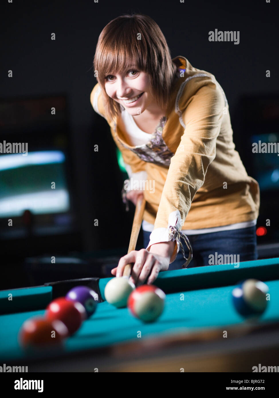 USA, Utah, American Fork, junge Frau Billard spielen Stockfoto