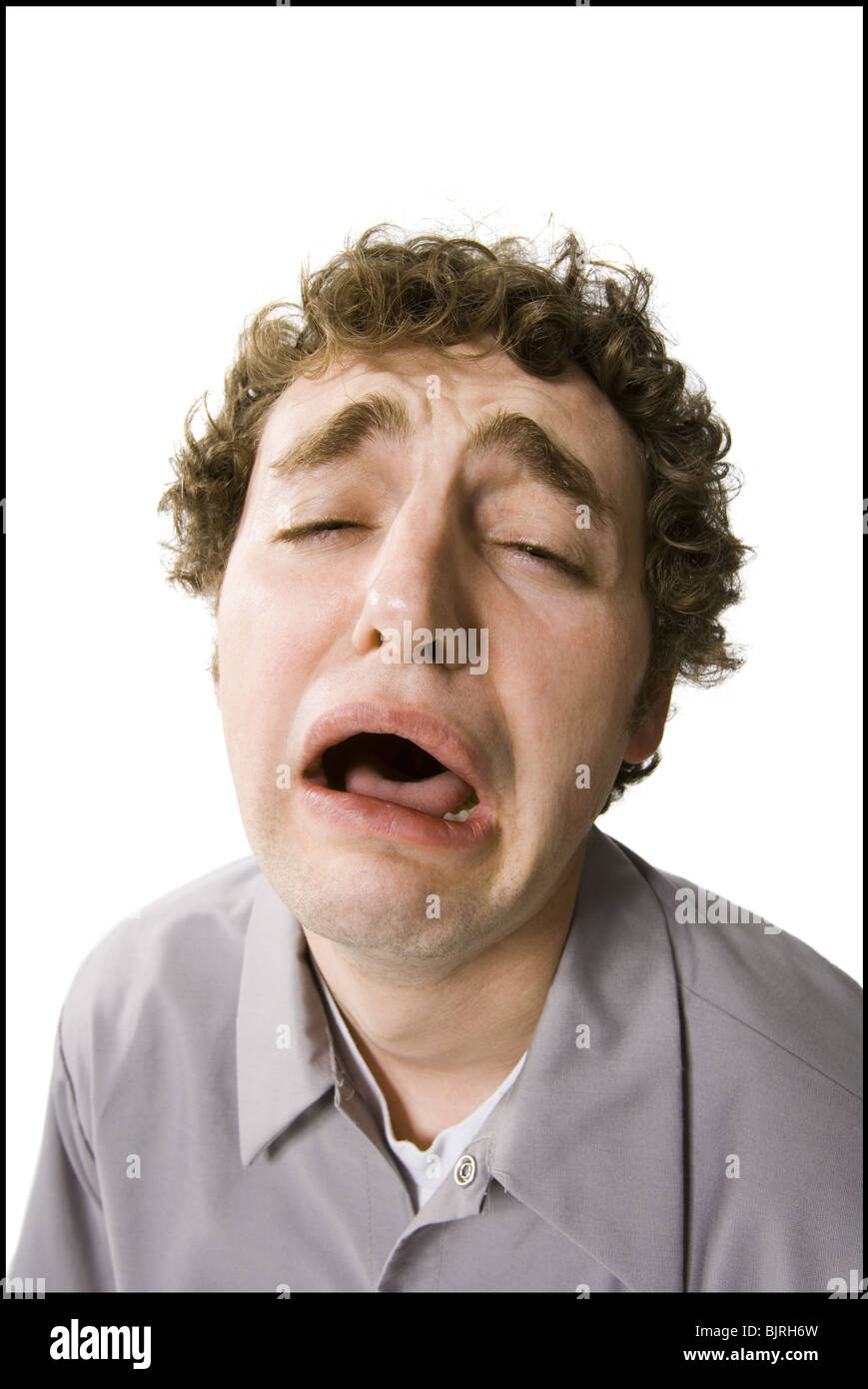 Mann, der ein lustiges Gesicht Stockfoto