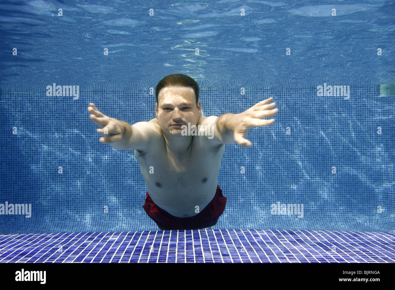 Unterwasser Foto eines Youg Mannes schwimmen. Stockfoto