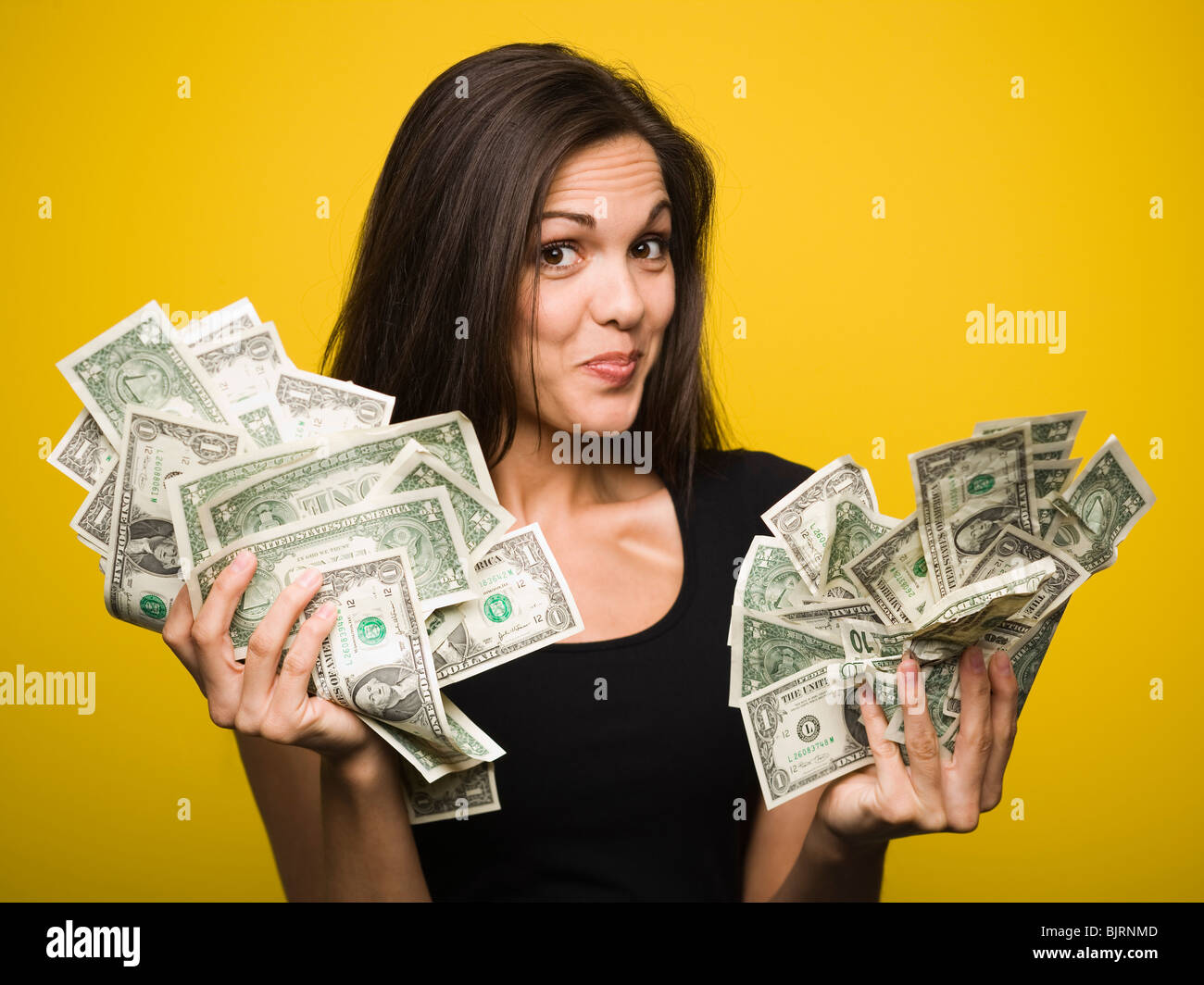 Glückliche Frau hält US-Dollarnoten Stockfoto