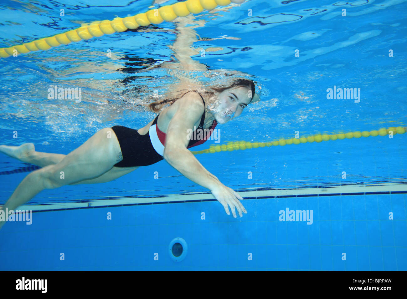 Unterwasser-Bild einer jungen Frau, die schwimmen. Stockfoto