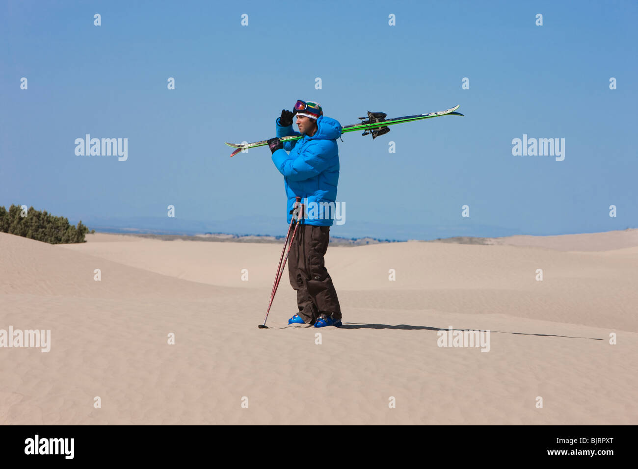 USA, Utah, Little Sahara, Mann mit Skibekleidung in Wüste Stockfoto