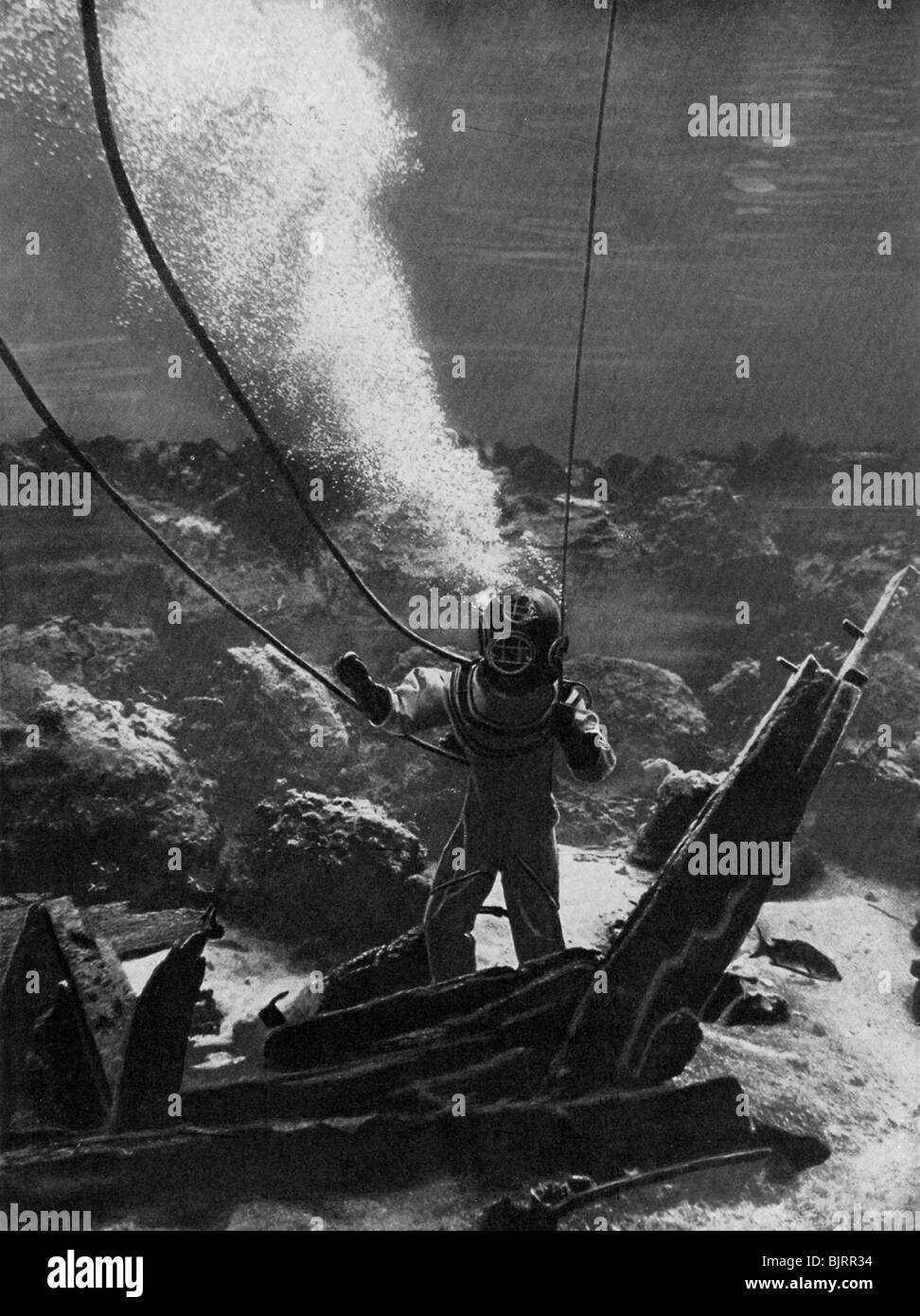 Das erste Foto von einem Taucher unter Wasser, aus dem späten 19. Jahrhundert, (c 1920). Artist: Unbekannt Stockfoto