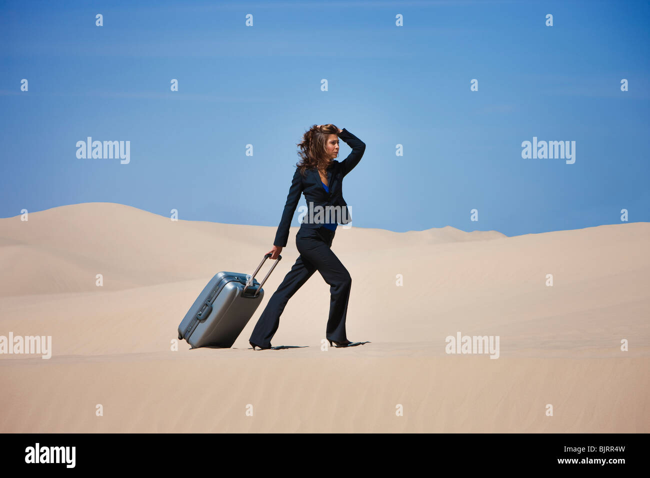 USA, Utah, Little Sahara, Geschäftsfrau ziehen Koffer in der Wüste Stockfoto