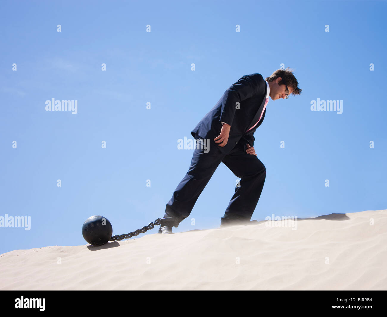 USA, Utah, Little Sahara, Geschäftsmann tragen Fußfessel in Wüste Stockfoto