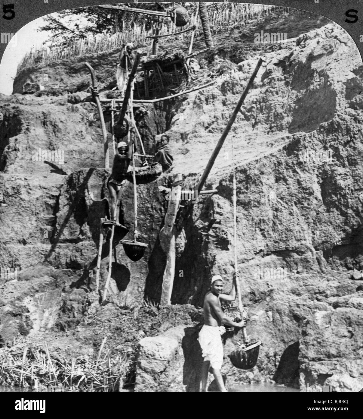 Ein ägyptischer haduf "Anheben der Nil Wasser für die Durstigen Feldern, Ägypten", 1905. Artist: Underwood & Underwood Stockfoto