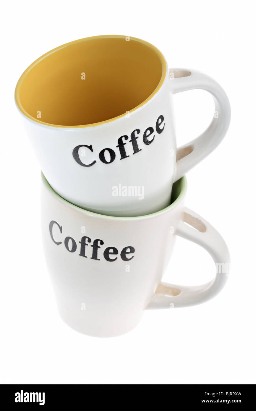 Zwei gestapelten weiße Kaffeetassen mit Etiketten isoliert auf weiss Stockfoto