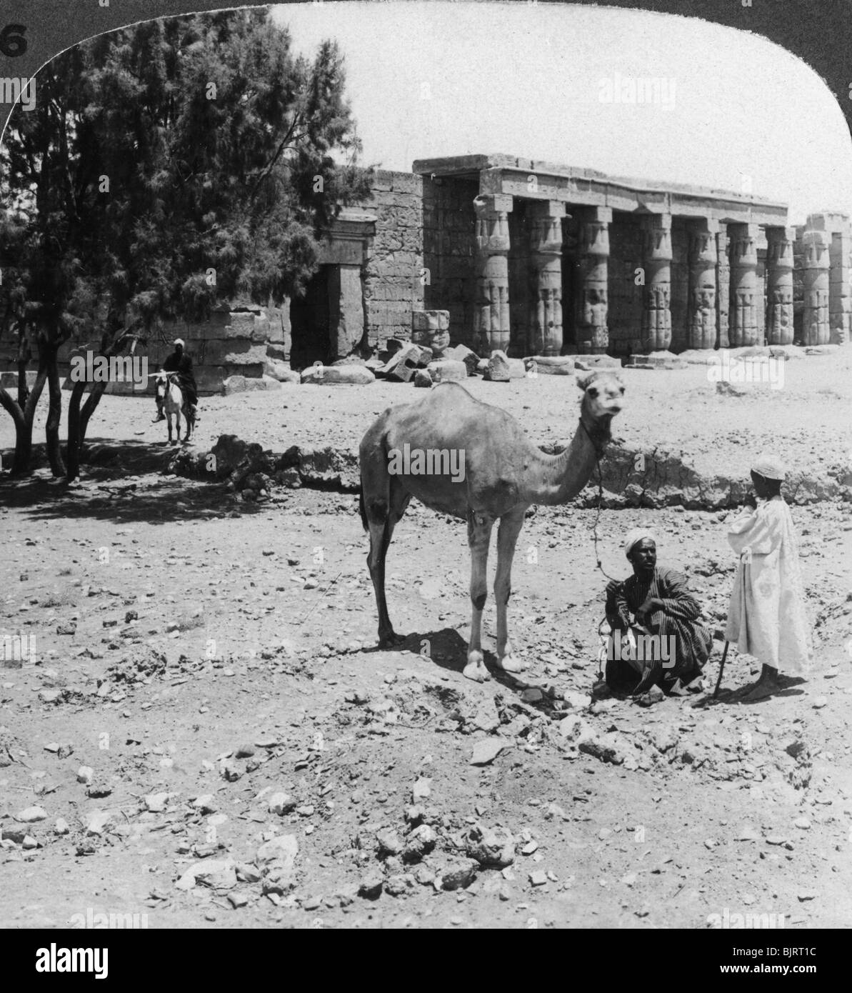 'Blick nach Norden zum Tempel von SETHOS I, Theben, Ägypten", 1905. Artist: Underwood & Underwood Stockfoto