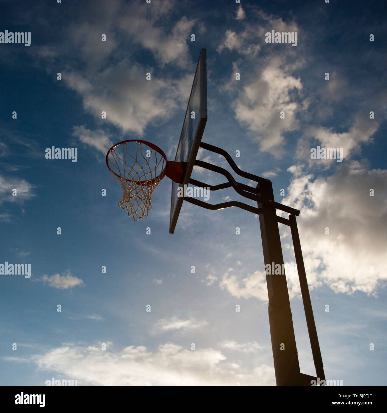 USA, Utah, Salt Lake City, Basketballkorb gegen Himmel, niedrigen Winkel Ansicht Stockfoto