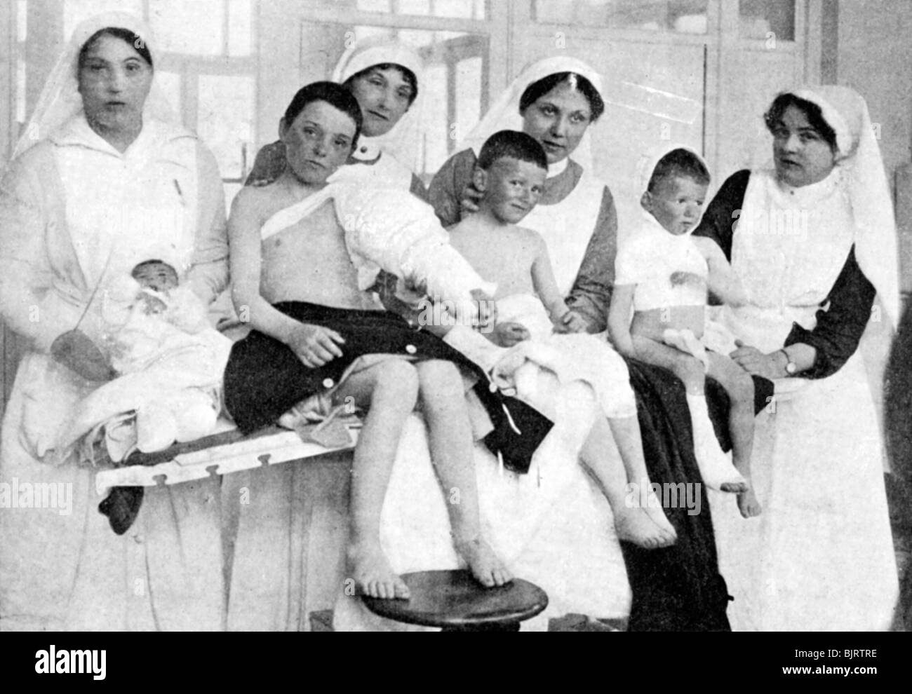 Verletzte Kinder von Ypern mit Krankenschwestern im La Panne, Belgien, den Ersten Weltkrieg, 1914-1918, (c 1920). Artist: Unbekannt Stockfoto