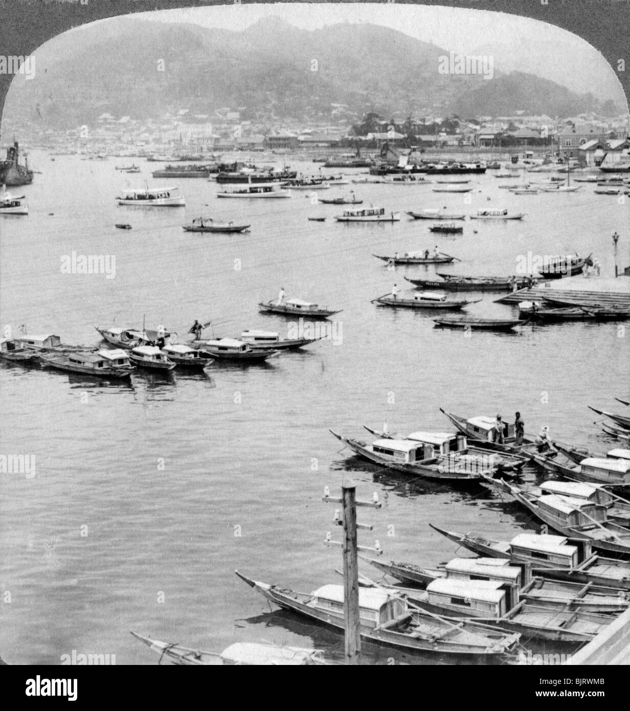 Blick nach Norden über die Schiffe im Hafen von Nagasaki, Japan, 1904. Artist: Underwood & Underwood Stockfoto