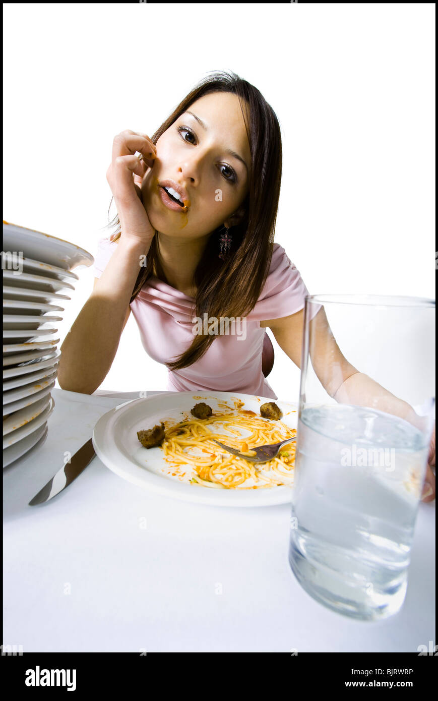 Frau verschlingen sich auf spaghetti Stockfoto
