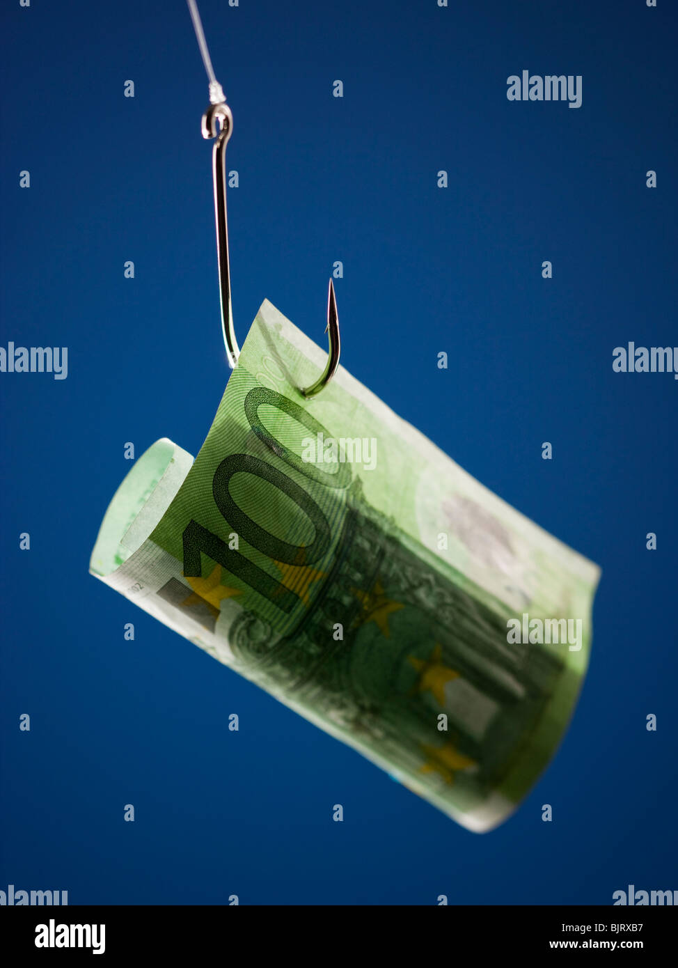 100 Euro Banknote am Haken, vor blauem Hintergrund Stockfoto