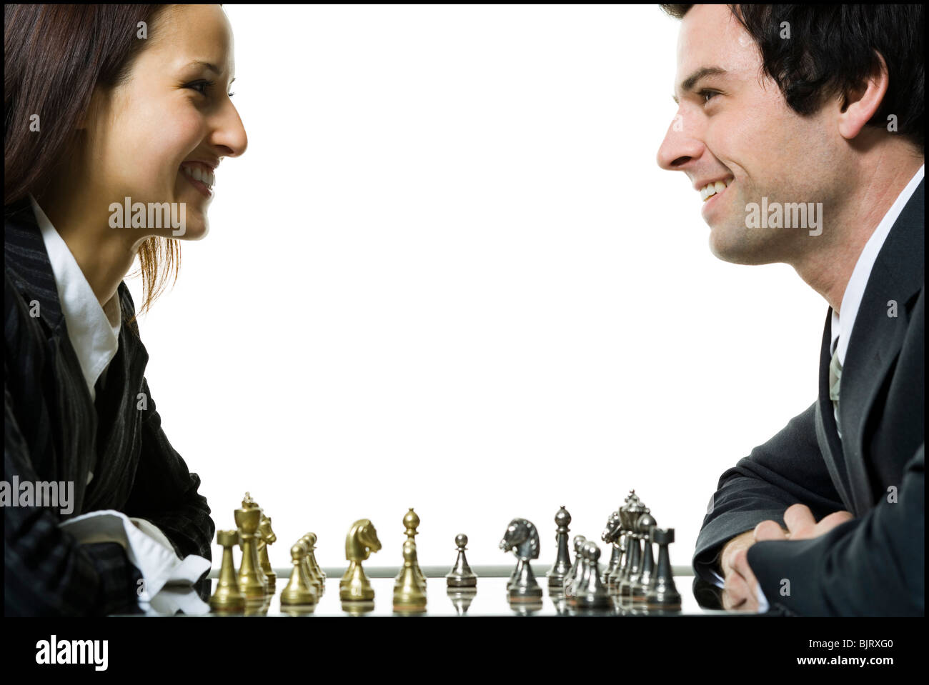 Mann und Frau spielt Schach Stockfoto