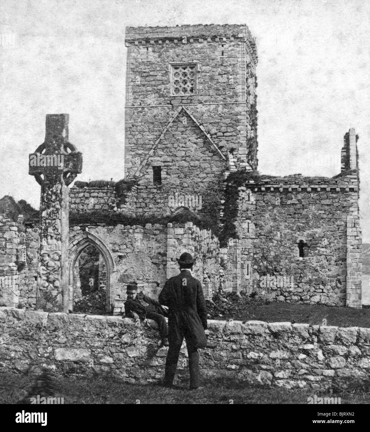 Die Ruinen der Kathedrale und St Martin's Cross, Iona, Argyll und Bute, Schottland, aus dem späten 19. Jahrhundert. Artist: George Washington Wilson Stockfoto